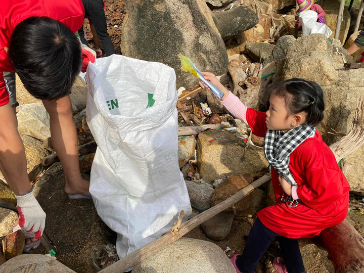 Bình Định: Thu gom rác ứ đọng, làm sạch bờ biển Ghềnh Ráng - 3