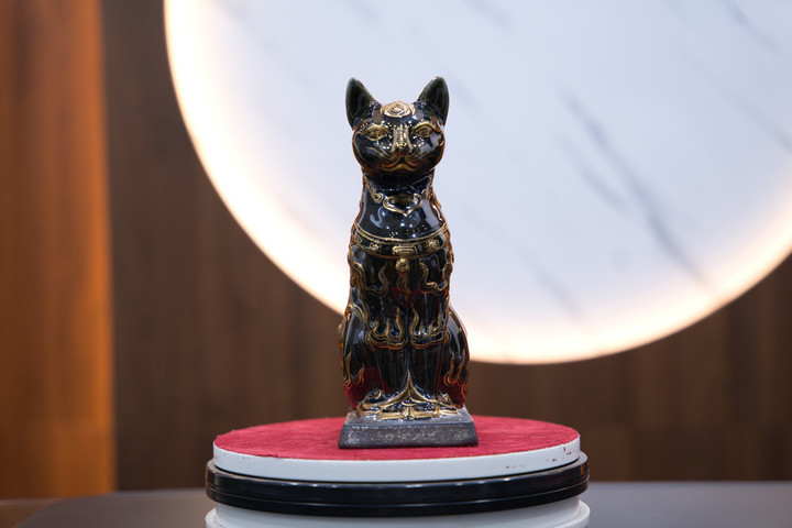 Quà Tết độc lạ: Kỳ linh đính đá quý, trổ vàng 24k giá hàng chục triệu đồng - 3