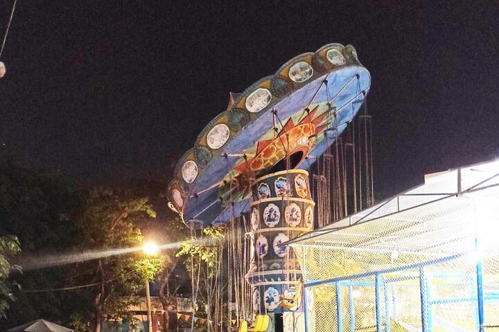 Đu quay ở TP.HCM bất ngờ bị nghiêng, nhiều trẻ khóc thét vì hoảng - 1