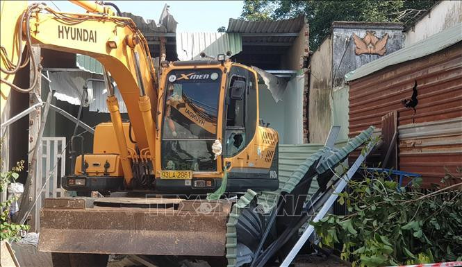 Nam thanh niên lái máy xúc phá sập 2 nhà dân ở Bình Phước - 3