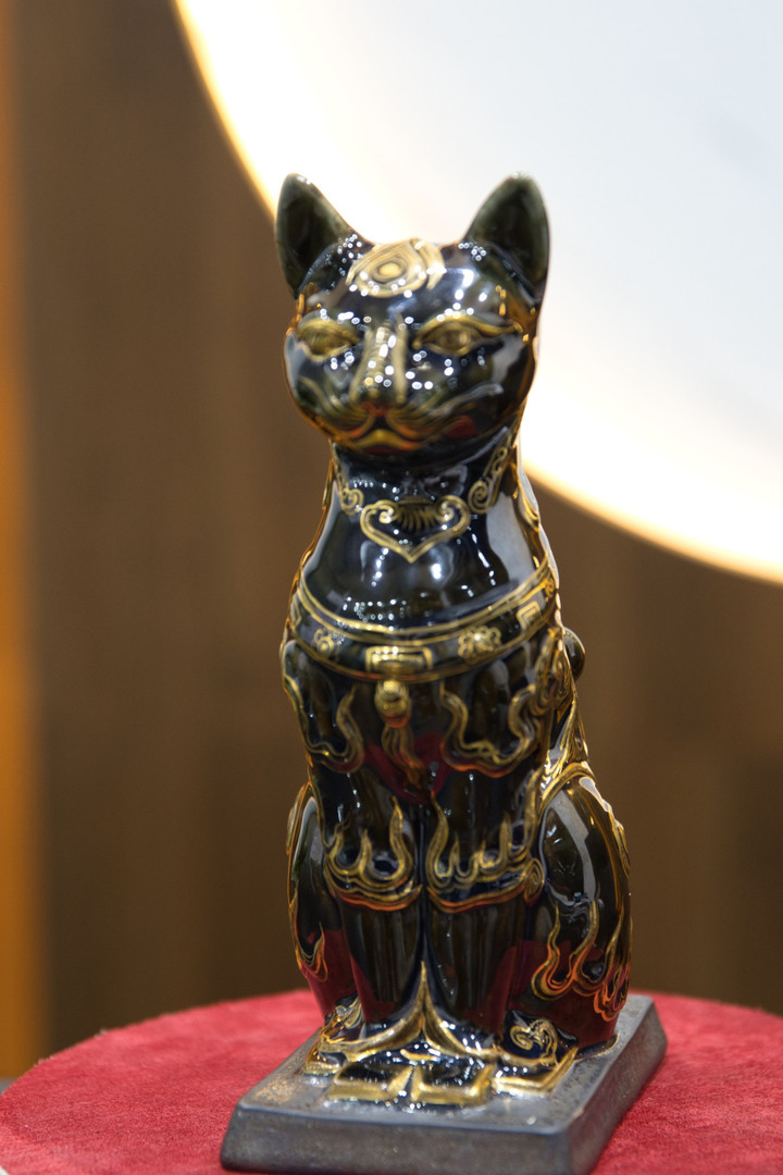 Quà Tết độc lạ: Kỳ linh đính đá quý, trổ vàng 24k giá hàng chục triệu đồng - 1