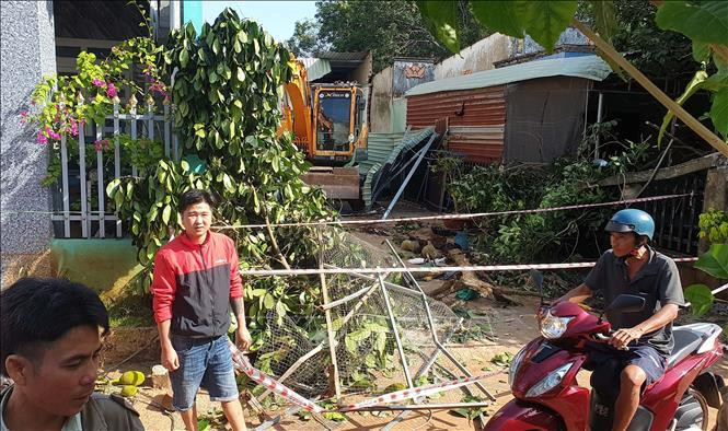 Nam thanh niên lái máy xúc phá sập 2 nhà dân ở Bình Phước - 1