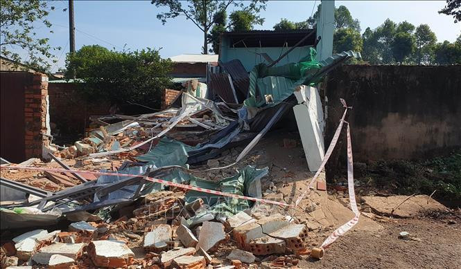 Nam thanh niên lái máy xúc phá sập 2 nhà dân ở Bình Phước - 2