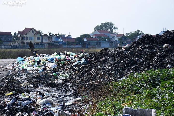 Hải Phòng: Bãi rác trung chuyển âm ỉ cháy, người dân phải đeo khẩu trang đi ngủ - 3