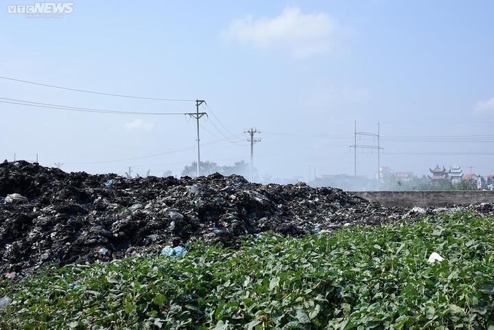 Hải Phòng: Bãi rác trung chuyển âm ỉ cháy, người dân phải đeo khẩu trang đi ngủ - 6
