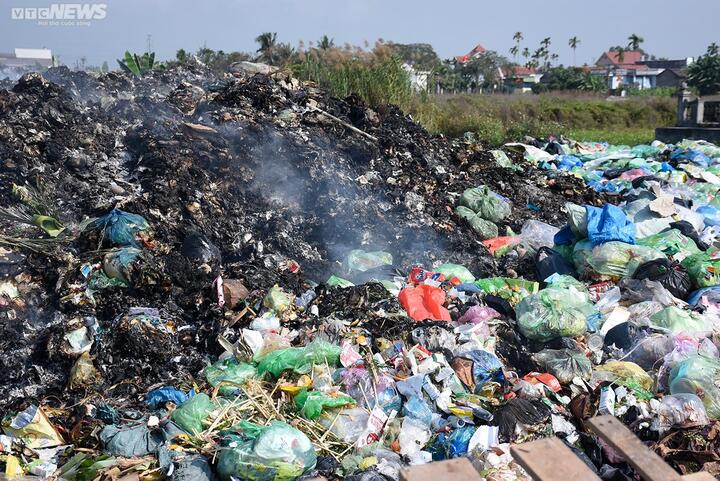 Hải Phòng: Bãi rác trung chuyển âm ỉ cháy, người dân phải đeo khẩu trang đi ngủ - 4