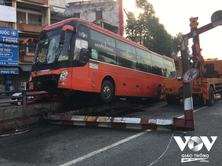 Xe giường nằm tông vào lan can hầm chui ở Đồng Nai - 2