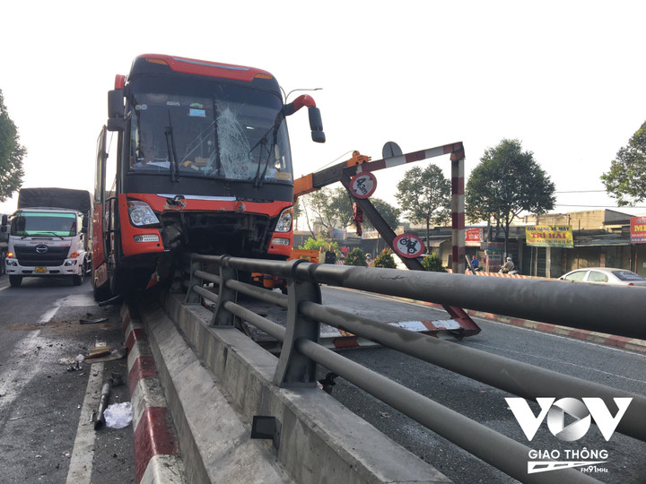 Xe giường nằm tông vào lan can hầm chui ở Đồng Nai - 1