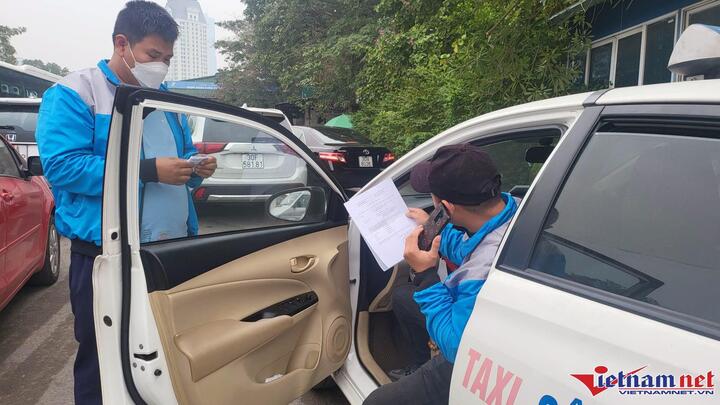 Ô tô xếp hàng dài chờ đến lượt đăng kiểm ở Hà Nội - 4