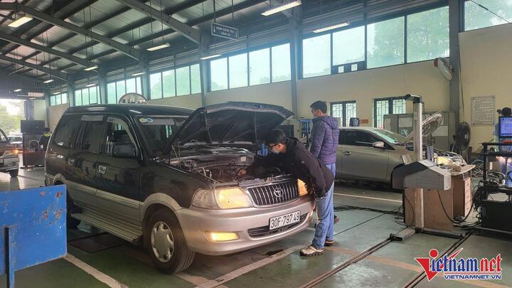 Ô tô xếp hàng dài chờ đến lượt đăng kiểm ở Hà Nội - 5