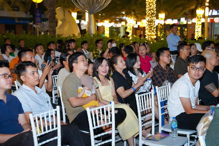 Tận hưởng không khí Giáng sinh và năm mới cùng Trung Quân Idol và Bùi Anh Tuấn - 12