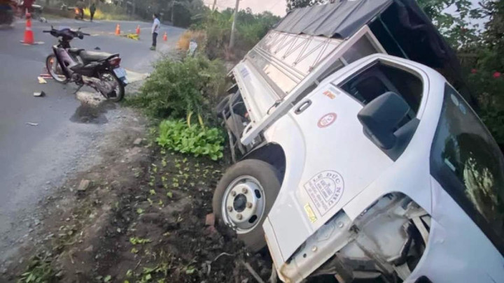 Xe tải lấn làn tông xe máy làm 2 người chết, 1 người bị thương - 1