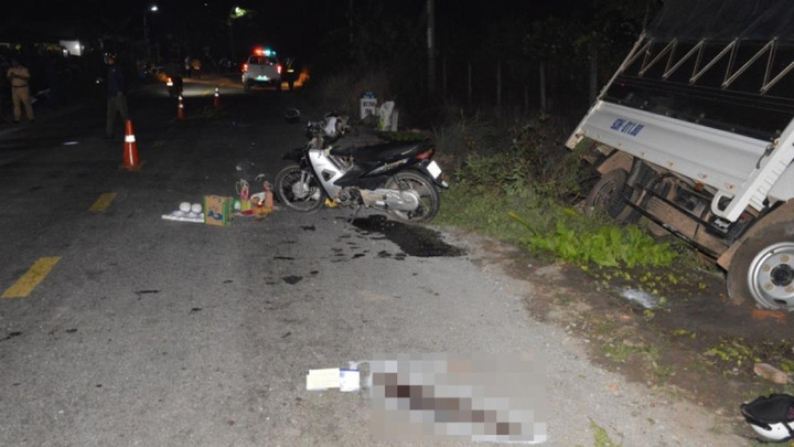Xe tải lấn làn tông xe máy làm 2 người chết, 1 người bị thương - 2