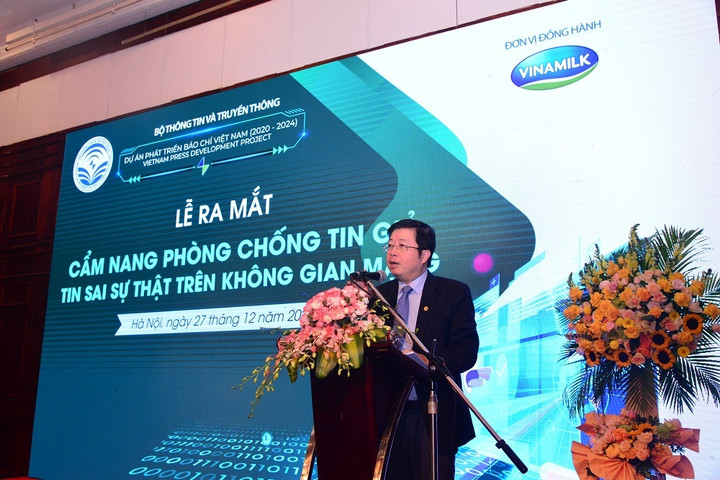 Ra mắt cẩm nang phòng chống tin giả, tin sai sự thật trên không gian mạng - 1