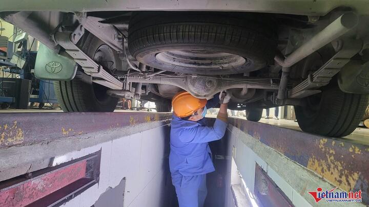 Ô tô xếp hàng dài chờ đến lượt đăng kiểm ở Hà Nội - 6