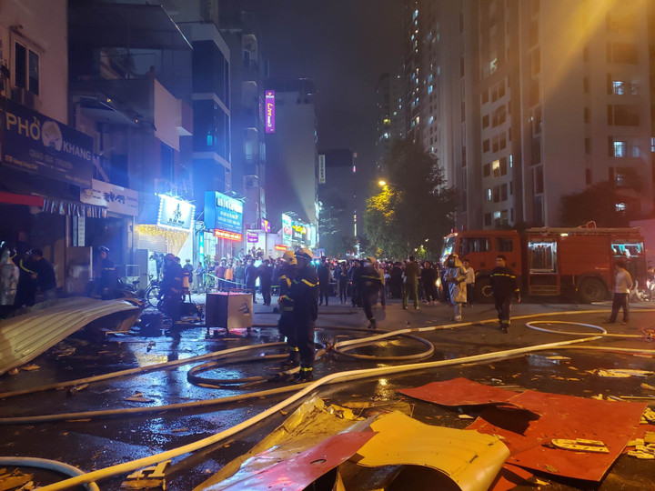 Hà Nội: Nổ kinh hoàng ở cửa hàng sửa xe máy, 3 người bị thương - 1