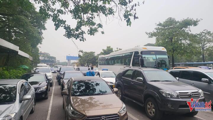 Ô tô xếp hàng dài chờ đến lượt đăng kiểm ở Hà Nội - 1