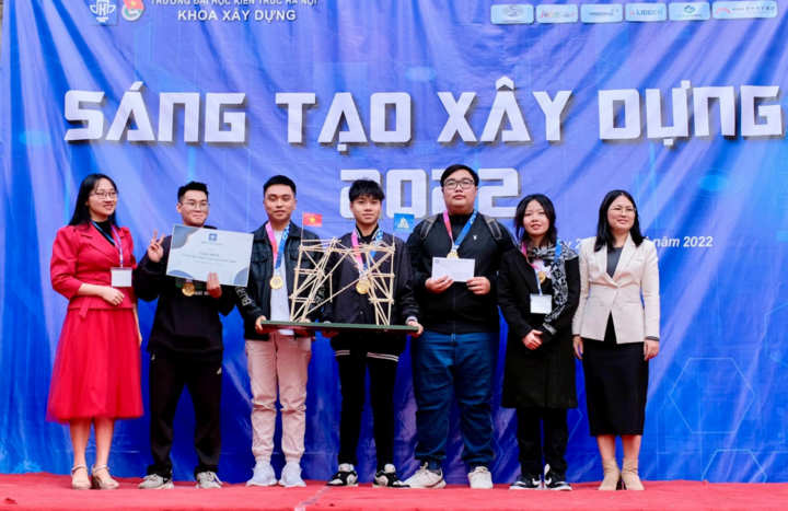Sinh viên Xây dựng - Kiến trúc trổ tài làm cổng tre chịu lực gần 60kg - 2