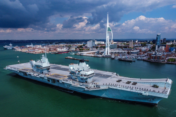 Hỏng chân vịt, tàu sân bay lớn nhất của Anh không thể ra khơi - 1