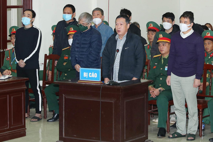 Xử vụ buôn lậu xăng dầu: Cựu đại tá từng nói 'kêu oan suốt đời' bất ngờ nhận tội - 2