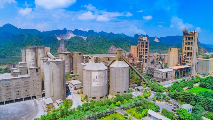 Xi măng Vicem Hà Tiên lọt Top 10 'Thương hiệu Việt Nam xuất sắc' năm 2022 - 2