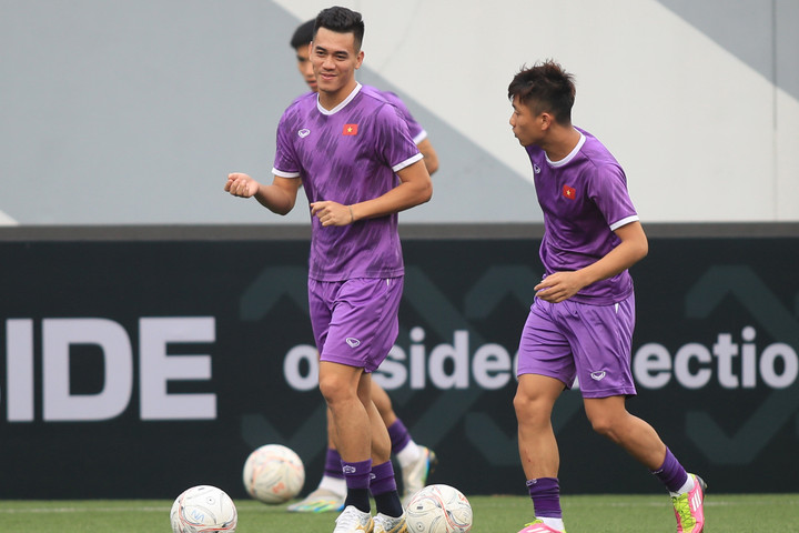 Tuyển Việt Nam đổi giày, làm quen sân cỏ nhân tạo ở Singapore - 1