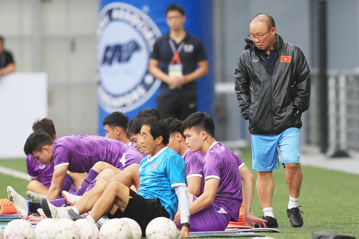 Tuyển Việt Nam đổi giày, làm quen sân cỏ nhân tạo ở Singapore - 2