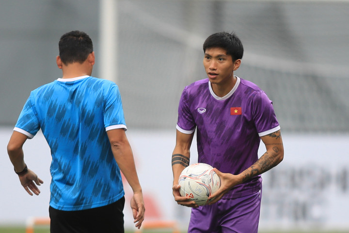 Tuyển Việt Nam đổi giày, làm quen sân cỏ nhân tạo ở Singapore - 4