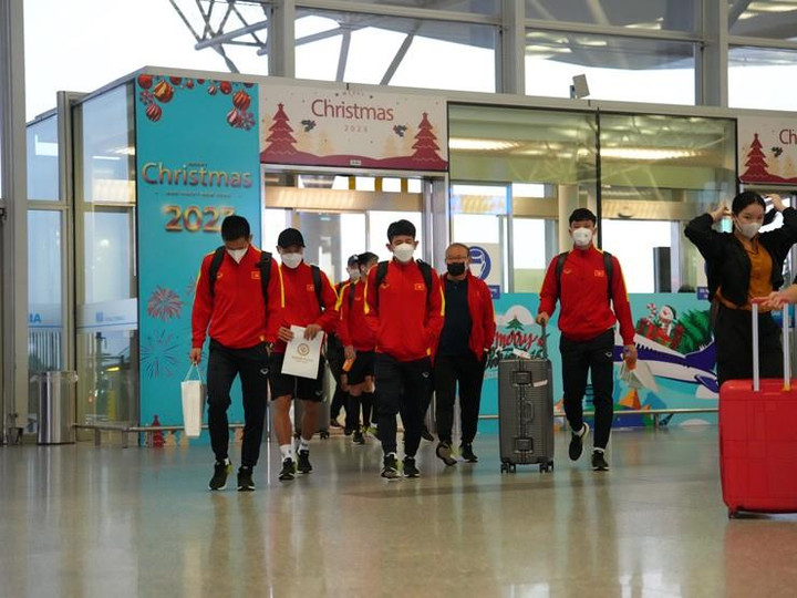 Vừa đại thắng Malaysia, ĐT Việt Nam lập tức bay sang Singapore từ sáng sớm - 1