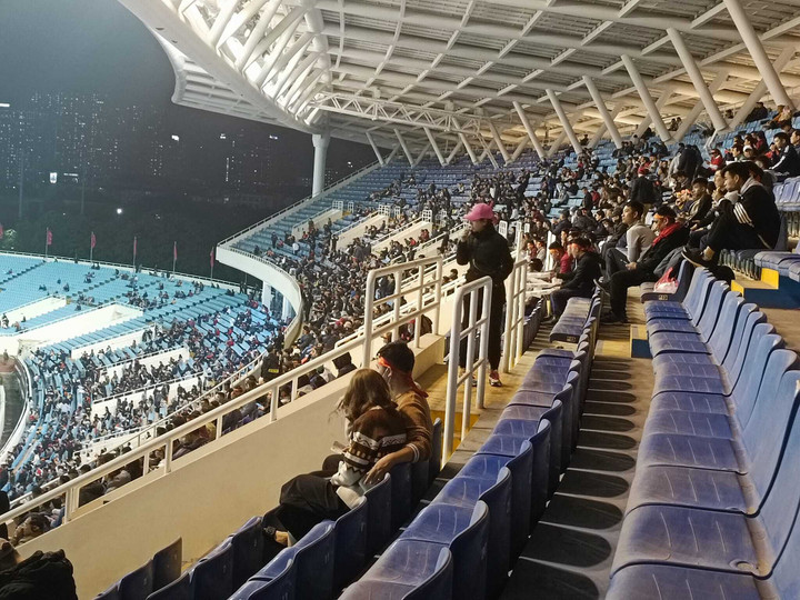 CĐV ngán ngẩm với sân Mỹ Đình: Ghế đóng bụi, nhà vệ sinh tối tăm hôi hám - 1