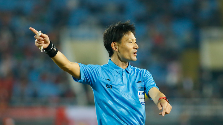 Trọng tài thổi phạt đền hi hữu có duyên với tuyển Việt Nam - 2