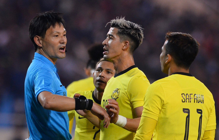 Trọng tài thổi phạt đền hi hữu có duyên với tuyển Việt Nam - 1