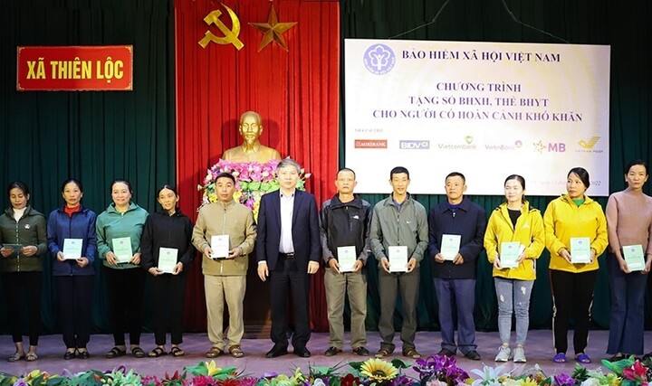Ấm lòng chương trình tặng sổ BHXH, thẻ BHYT ở Hà Tĩnh - 1