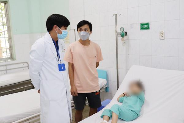Lấy búi tóc ra khỏi dạ dày bé gái 3 tuổi - 1