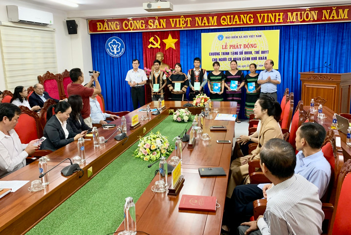 Phát động chương trình tặng sổ BHXH, thẻ BHYT cho người có hoàn cảnh khó khăn - 2