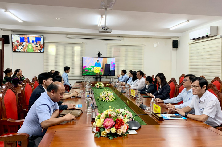 Phát động chương trình tặng sổ BHXH, thẻ BHYT cho người có hoàn cảnh khó khăn - 1