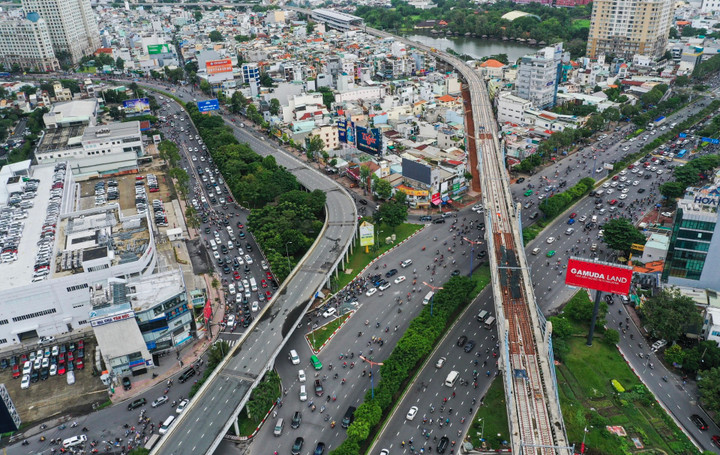 TP.HCM cho xe máy lưu thông qua cầu vượt Nguyễn Hữu Cảnh từ 31/12 - 1
