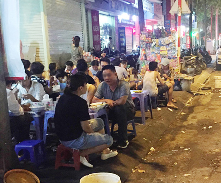 Dân còn thản nhiên ngồi ăn bên đống rác, bao giờ Hà Nội mới sạch, văn minh? - 2