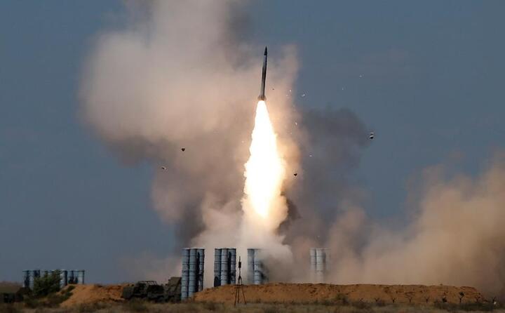 Tên lửa S-300 bắn từ Ukraine rơi trên đất Belarus - 1