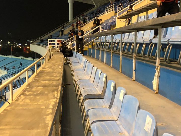 Sân Mỹ Đình nhếch nhác, bẩn thỉu: Coi thường CĐV, bôi nhọ hình ảnh bóng đá Việt - 1