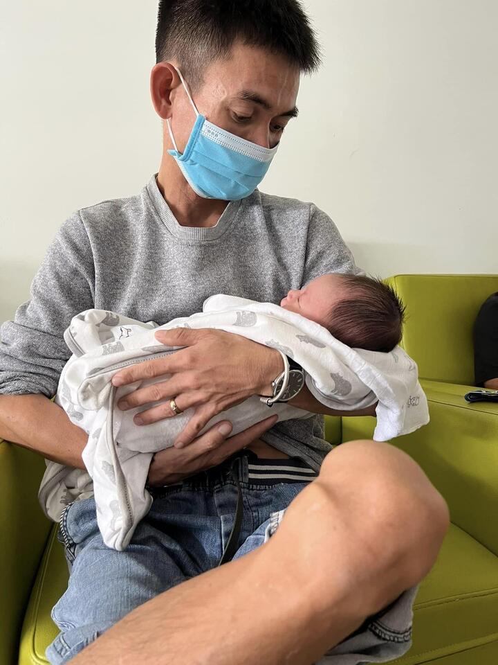 Vừa xây xong nhà mới, gia đình 'anh chăn bò' - Sô Y Tiết đón con trai đầu lòng - 2