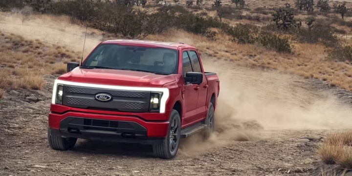 Những mẫu xe điện gây ấn tượng nhất năm 2022 - 2