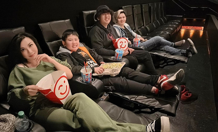 Sao Việt 31/12: Lệ Quyên khoe nhan sắc, Thương Tín chạy show cuối năm - 9