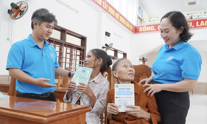Quảng Nam: Tặng sổ BHXH, thẻ BHYT cho người dân có hoàn cảnh khó khăn - 1