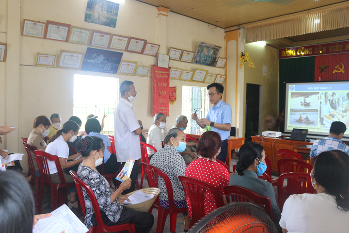 BHXH tỉnh Quảng Bình đẩy mạnh chi trả lương hưu, trợ cấp BHXH qua thẻ ATM - 1