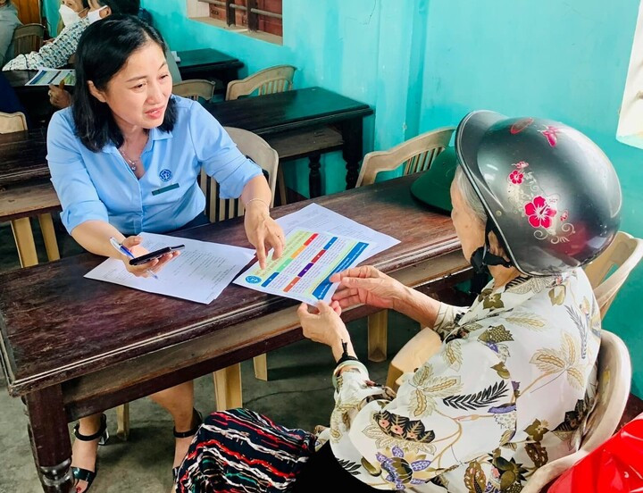 BHXH tỉnh Quảng Bình đẩy mạnh chi trả lương hưu, trợ cấp BHXH qua thẻ ATM - 2