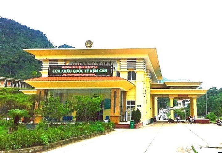 Bắt tạm giam 3 cán bộ Hải quan Nghệ An để điều tra tội nhận hối lộ - 1