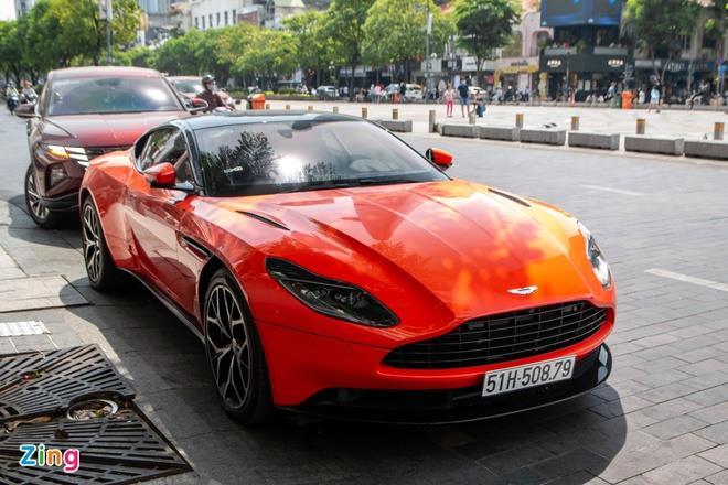 Aston Martin DB11 màu độc xuất hiện tại TP.HCM - 1
