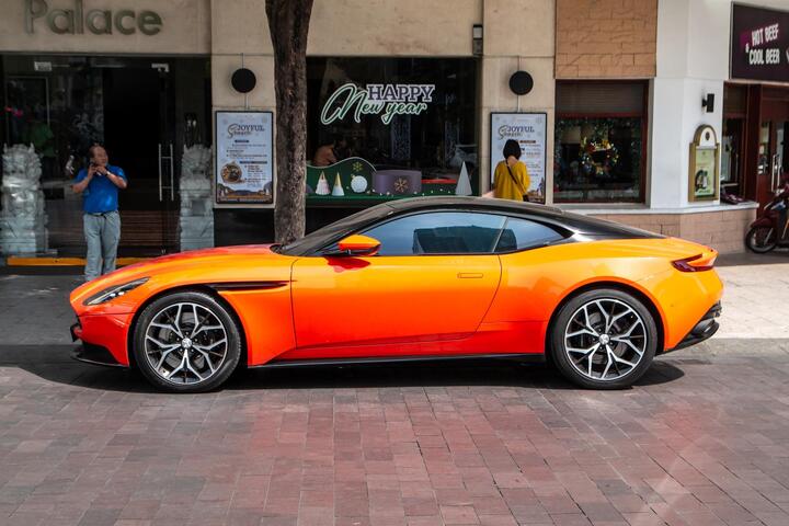 Aston Martin DB11 màu độc xuất hiện tại TP.HCM - 8