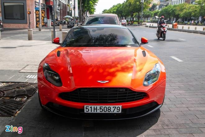 Aston Martin DB11 màu độc xuất hiện tại TP.HCM - 2